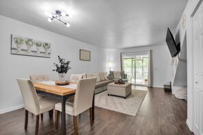 Townhome, 2 Bedrooms | Tempat makan