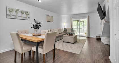 Be Our Guest - Cozy Townhome Near Downtown Ocala 2 Bedroom Townhouse