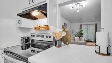 Townhouse, 2 kamar tidur | Dapur pribadi | Lemari es, oven, mesin pembuat kopi/teh, dan pemanggang roti