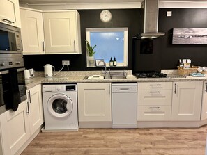 Fridge, oven, stovetop, dishwasher