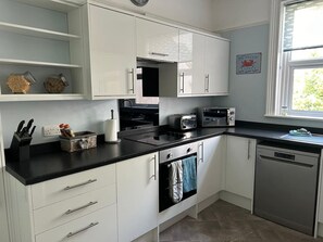 Køleskab, mikrobølgeovn, ovn, kogeplade