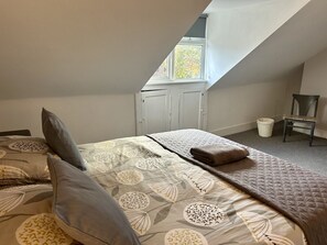 2 chambres, bureau, fer et planche à repasser, lit parapluie