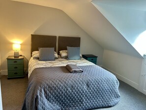 2 slaapkamers, een bureau, een strijkplank/strijkijzer, reisbedje