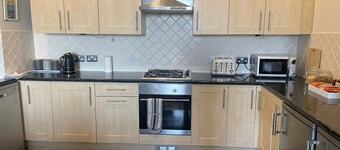 Sea from the sofa, Large 3 Bedroom, 2 Bathroom