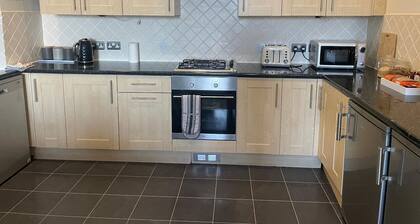 Sea from the sofa, Large 3 Bedroom, 2 Bathroom