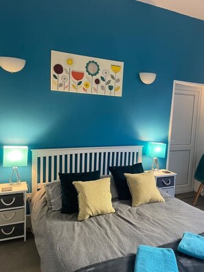 3 chambres, bureau, fer et planche à repasser, lit parapluie