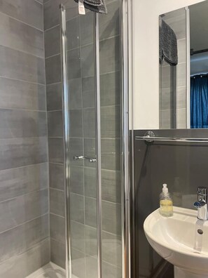 Dusche, Haartrockner, Handtücher