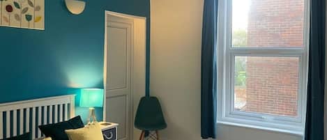 3 camere, una scrivania, ferro/asse da stiro, culla da viaggio