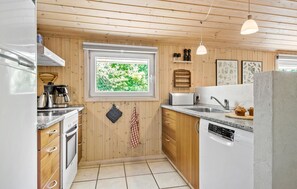 Refrigerador, parrilla de estufa, lavavajillas y cafetera y tetera 