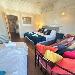 Familien-Doppelzimmer | Zimmersafe, Bügeleisen/Bügelbrett, kostenloses WLAN, Bettwäsche