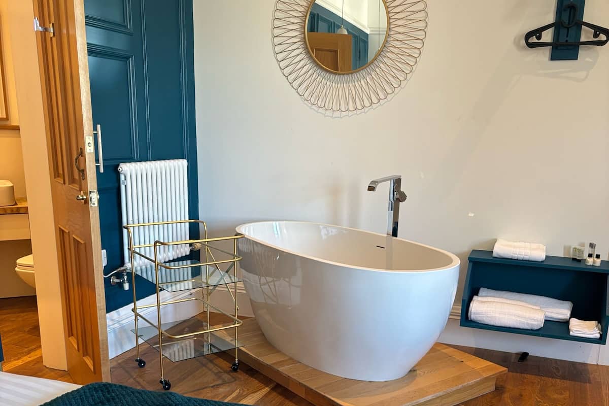 Suite, 1 kingsize bed | 1 slaapkamer, een kluis op de kamer, een strijkplank/strijkijzer
