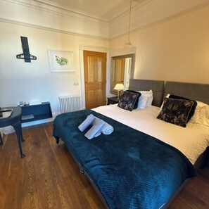 Double Room | In-room safe, iron/ironing board, free WiFi, bed sheets - No. 1 High Street - Boutique Rooms (Markinch)