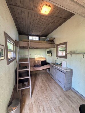TV - Casita Verde Tiny House (Dunnellon)