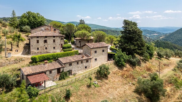 A stone building with multiple rooms, surrounded by greenery and hills. - Gorgeous home in S. Maria in Tiberina (S. Maria in Tiberina)