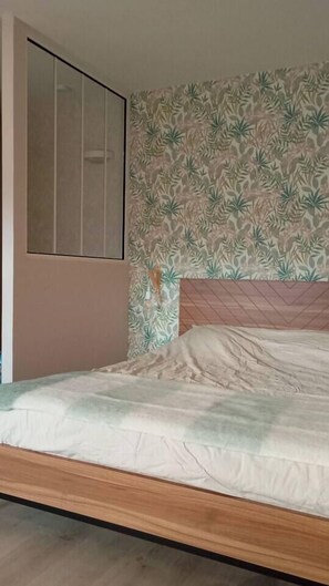 1 bedroom, bed sheets - The Rosies' cocoon: Eleanor Roosevelt studio. (Colleville-sur-Mer)