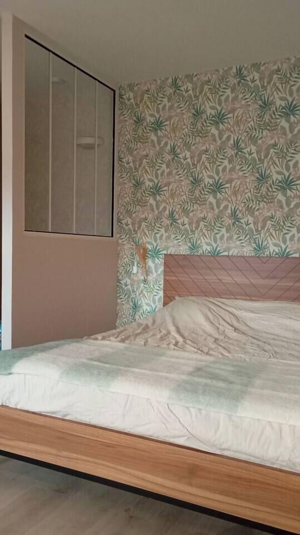 1 bedroom, bed sheets - The Rosies' cocoon: Eleanor Roosevelt studio. (Colleville-sur-Mer)