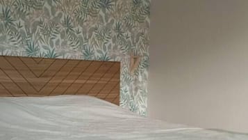 1 bedroom, bed sheets