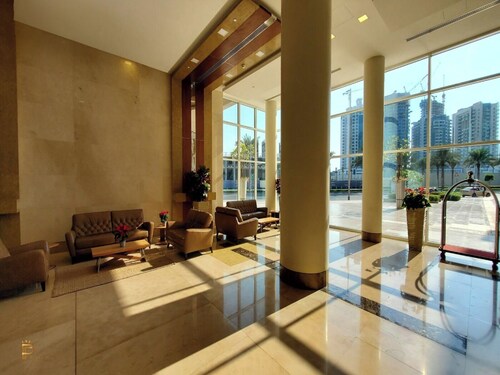 Large Modern 1-Bedroom in Bay Square 9