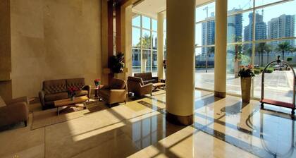 Large Modern 1-Bedroom in Bay Square 9