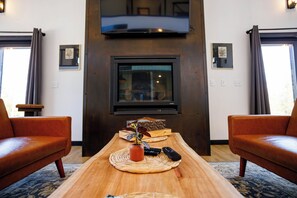 Smart TV, fireplace, video games, stereo - New Construction- luxury home , Near Sister Bay (Sister Bay)