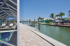 A heated pool - ☀️Private Heated Pool, Pet Friendly, Bay Front-Sunny Side Up☀️ (Fort Myers Beach)