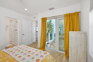 4 bedrooms, internet, bed sheets - ☀️Private Heated Pool, Pet Friendly, Bay Front-Sunny Side Up☀️ (Fort Myers Beach)