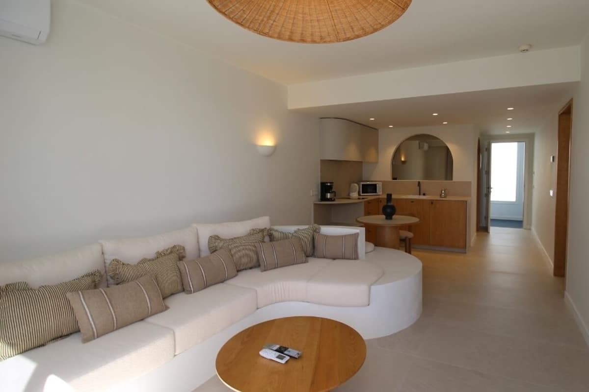 Premium kamer, uitzicht op zee | Een kluis op de kamer, een laptopwerkplek, verduisterende gordijnen