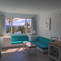 Habitación Confort, vistas al mar | Zona de estar | Una televisión
