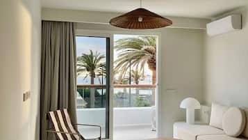 Habitación Premium, vistas al mar | Zona de estar | Una televisión