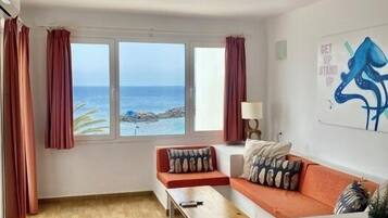 Deluxe tweepersoonskamer, uitzicht op het strand | Woonruimte | Televisie