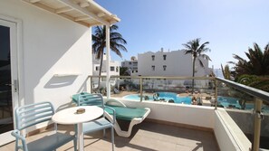 Deluxe dubbelrum - utsikt mot stranden | Terrass/Patio