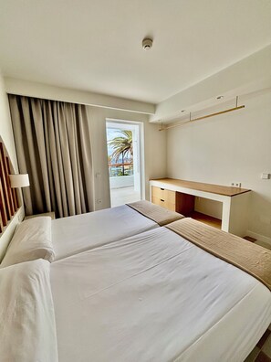 Premium Room, Ocean View | 1 bedroom, in-room safe, laptop workspace, blackout drapes