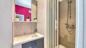 Shower, hair dryer, towels