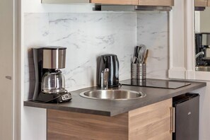 Kühlschrank, Mikrowelle, Herdplatte, Wasserkocher mit Kaffee-/Teezubehör