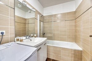 Haartrockner, Handtücher, Seife, Shampoo