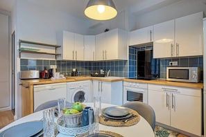 Fridge, microwave, oven, stovetop - Bérénice, élégant F3 avec emplacement privilégié (Rouen)