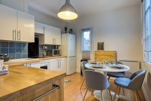 Fridge, microwave, oven, stovetop - Bérénice, élégant F3 avec emplacement privilégié (Rouen)