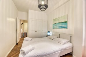 3 quartos, ferros/tábuas de passar roupa, Wi-Fi, roupa de cama