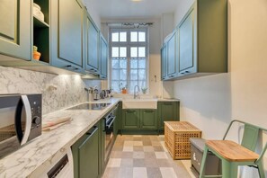 Frigorífico, microondas, horno y placa de cocina