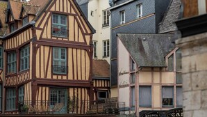 A traditional half-timbered building with a balcony and a sign for 'BRUNCH' visible. - Olivier : Élégance au Cœur de Rouen (Rouen)