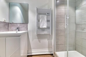 Shower, hair dryer, towels, soap - Le French Romance, F2 rénové, hyper-centre de Rouen (Rouen)