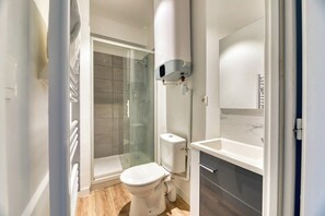 Een douche, een haardroger, handdoeken