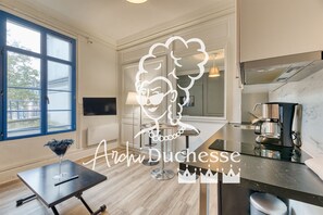 Réfrigérateur, micro-ondes, plaque de cuisson, cafetière/bouilloire