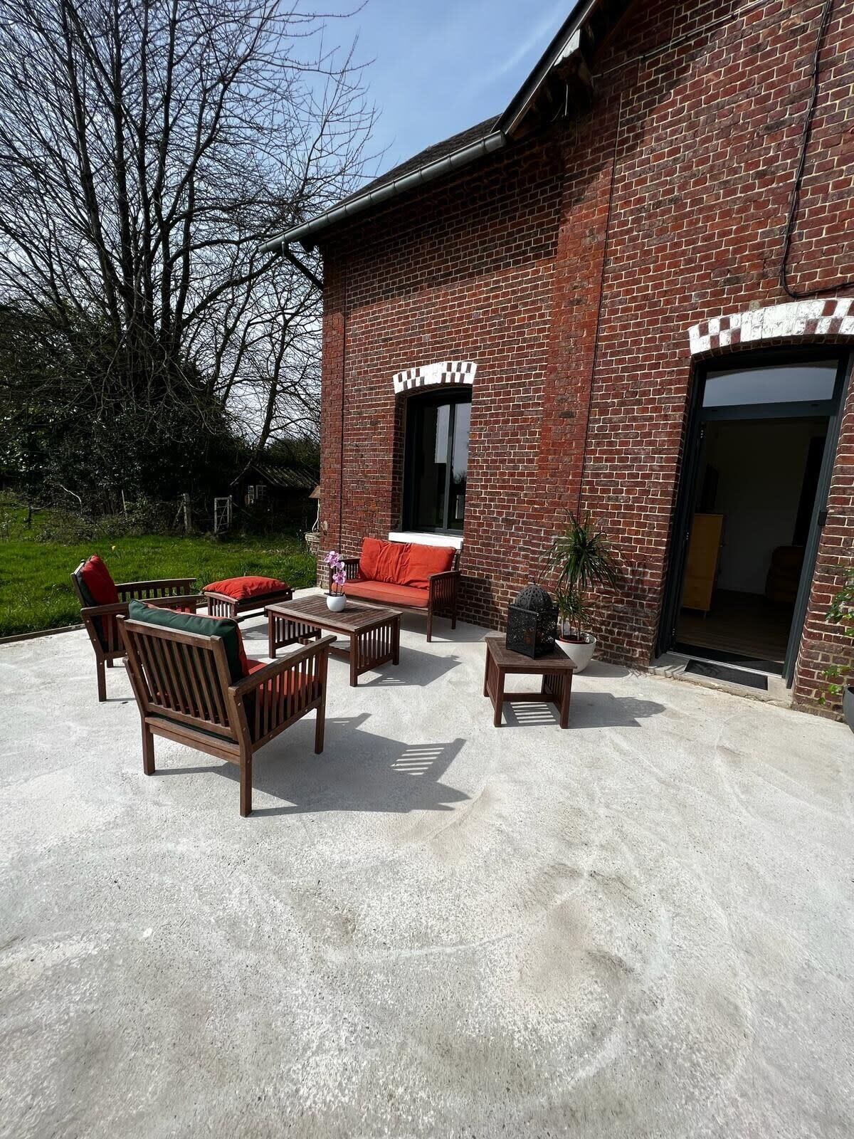 Jardin privatif avec table