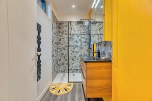Dusche, kostenlose Toilettenartikel, Handtücher