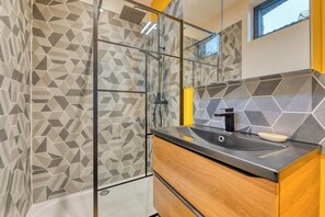 Dusche, kostenlose Toilettenartikel, Handtücher
