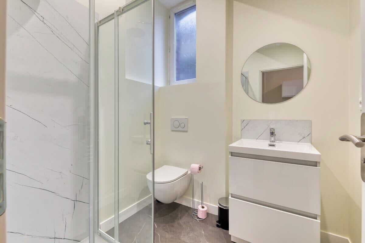 Shower, free toiletries, hair dryer, towels