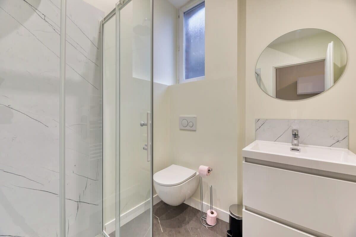 Shower, free toiletries, towels