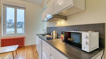 Fridge, microwave, stovetop, coffee/tea maker