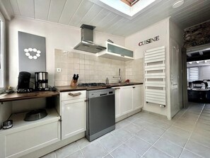 Een koelkast, een microgolfoven, een kookplaat, een vaatwasser